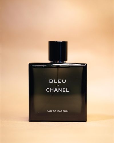 Chanel Bleu de Chanel EDP – nước hoa nam chính hãng, thơm lâu, phong cách quyến rũ. Hương gỗ sang trọng, tỏa tốt. Có chiết 10ml tại Jun Perfume – giao toàn quốc.